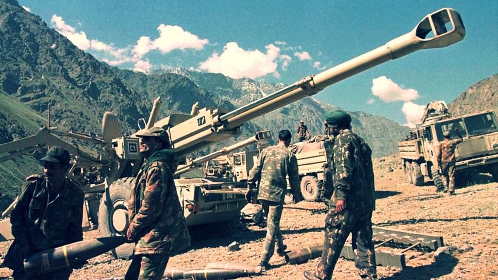 File photo of Indian soldiers carry shells near a Bofors FH-77B 155mm artillery gun. Photo used for representational purpose. (Photo: Reuters)