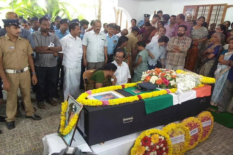 Sukhoi pilot Flight Lieutenant Achudev’s parents. (Photo Courtesy: <a href="http://www.thenewsminute.com/article/my-son-s-coffin-was-empty-flight-lieutenant-achudev-s-parents-struggle-find-closure-64704">The News Minute</a>)