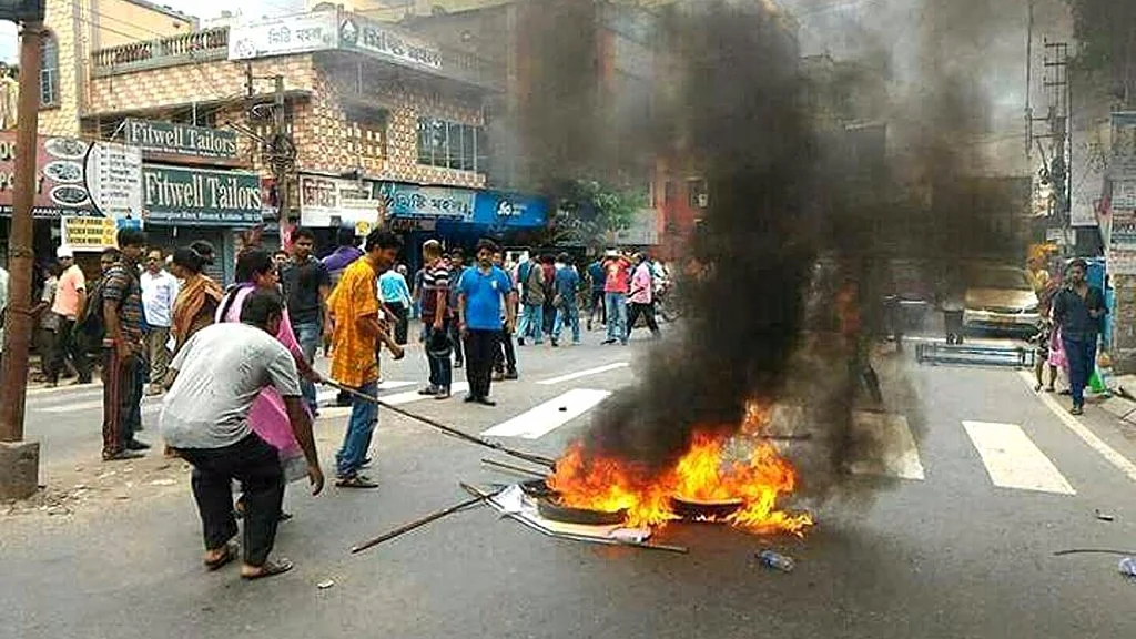 Communal clashes broke out in West Bengal’s North 24 Parganas district on Monday night.