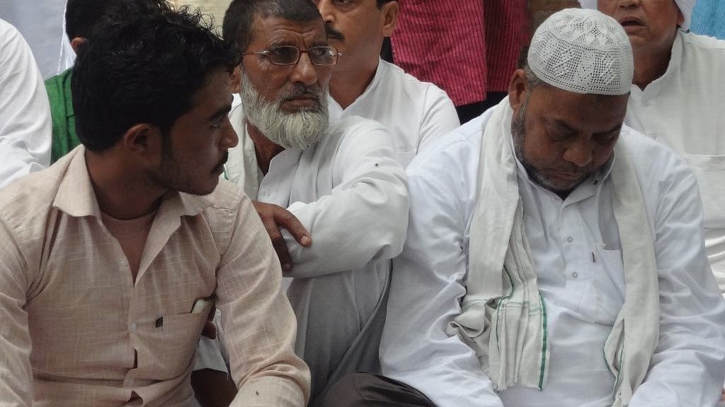 Pehlu Khan’s son, Irshad (left) and Ballabgarh lynching victim Junaid’s father, Alimuddin share their grief at Jantar Mantar.