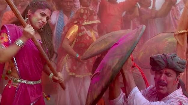 Bhumi Pednekar and Akshay Kumar in the Holi song.&nbsp;