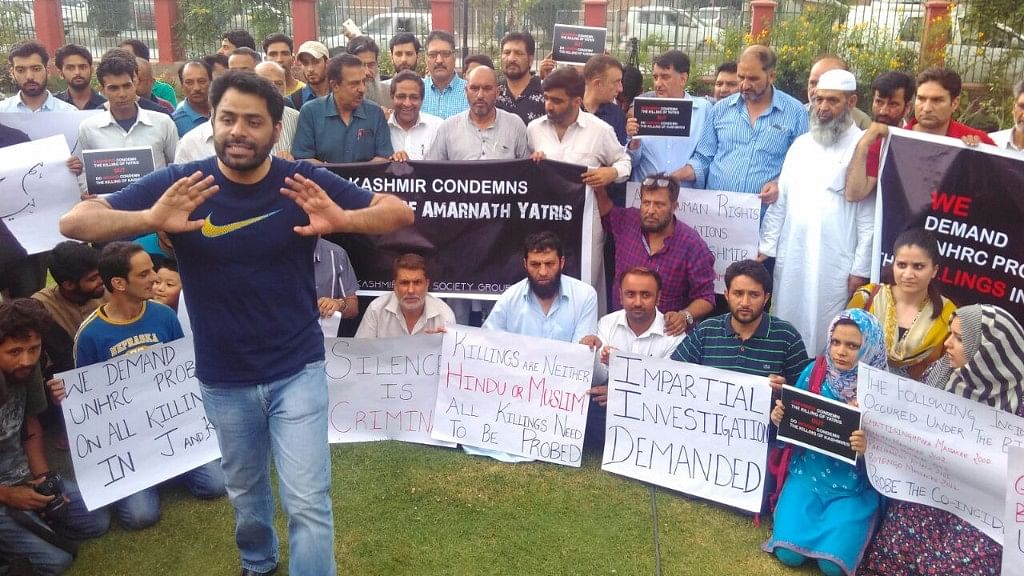 Students, shopkeepers and entrepreneurs were among the Srinagar residents who gathered at Pratap Park in Lal Chowk to condemn the brutal attack on Amarnath pilgrims. (Photo: Adnan Bhat/<b>The Quint</b>)