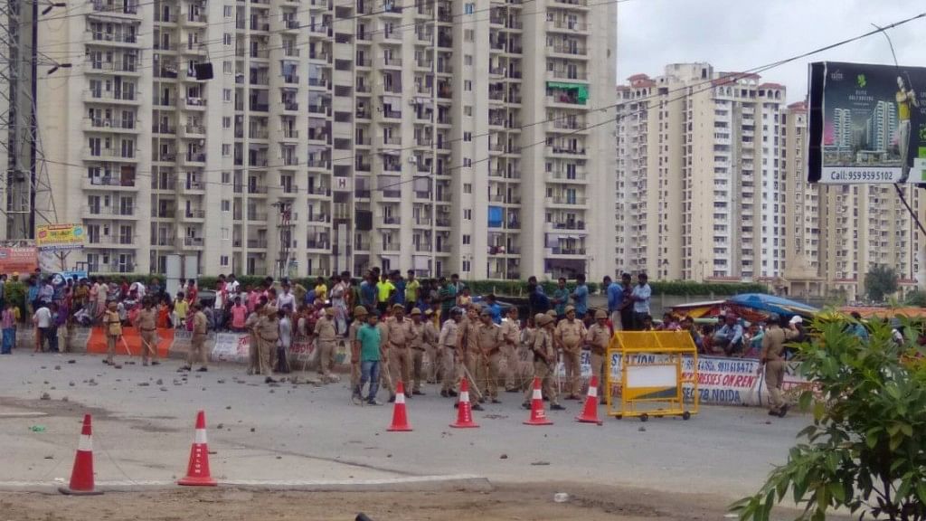 Noida’s Mahagun Moderne society was attacked by a mob after a maid was allegedly beaten up and handed over to police. (Photo Courtesy: Twitter/<a href="https://twitter.com/Sandeep17061">sandeep pachauri‏</a>)