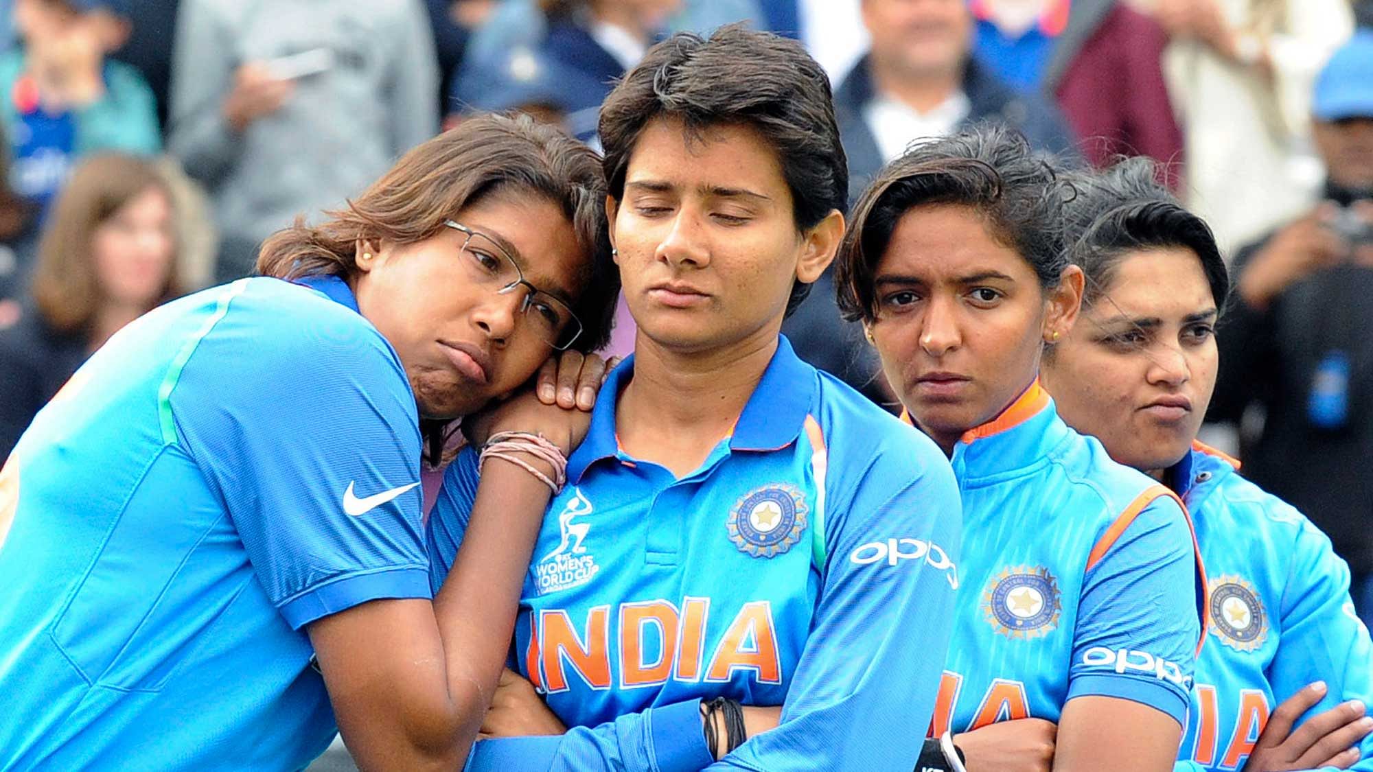  India’s Jhulan Goswami (L) and team mates looks dejected at the end of the Women’s World Cup final against England.