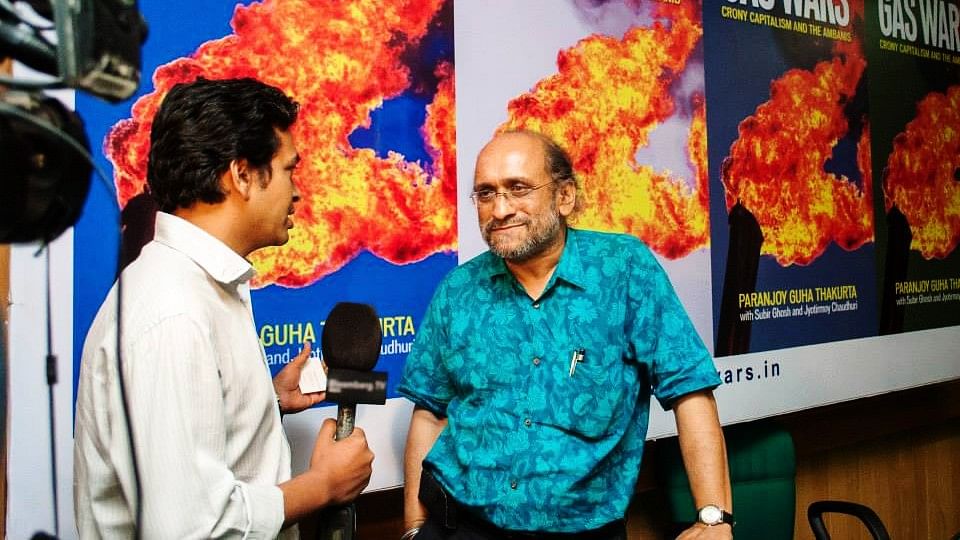 Paranjoy Guha Thakurta (R) has stepped down from his position as the Economic and Political Weekly’s editor.&nbsp;