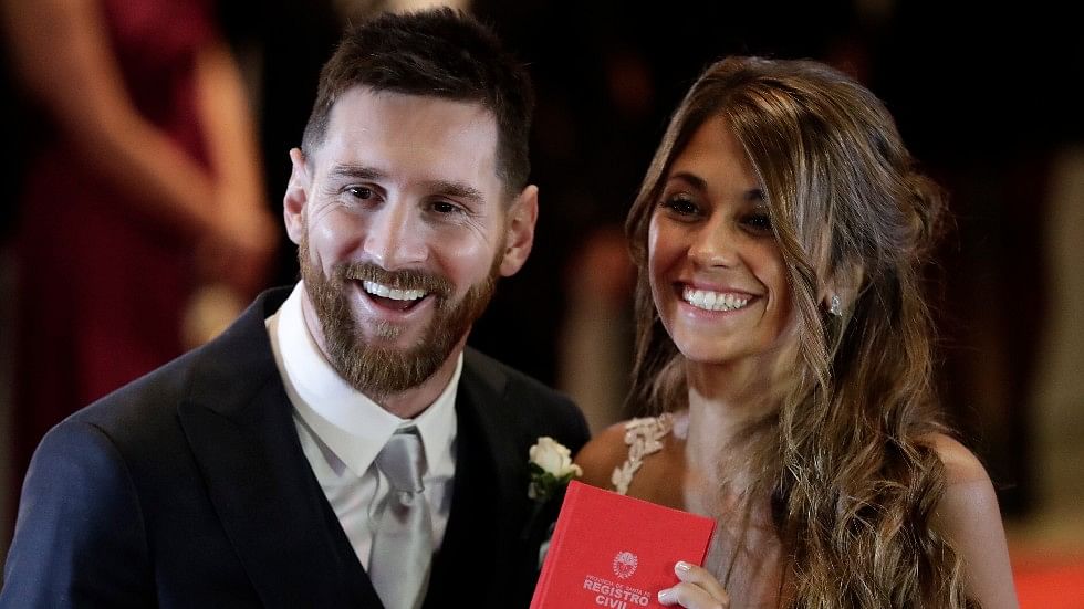 Newlyweds Lionel Messi and Antonella Roccuzzo pose for photographers after tying the knot in Rosario, Argentina, June 30, 2017.&nbsp;