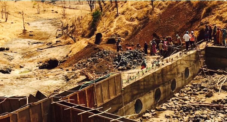 Bhetwadi villagers walked everyday to the bone-dry rivulet to construct a cement embankment with voluntary labour.
