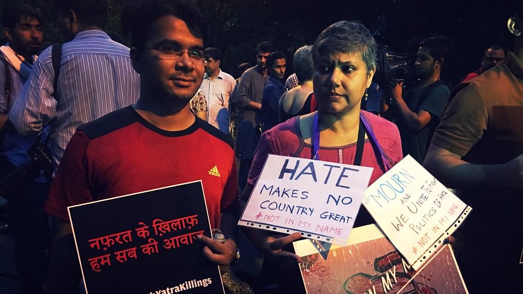  On a rainy Tuesday evening in Delhi, around 80 people gathered at Jantar Mantar to hold a vigil for the victims of the 10 July Amarnath Yatra terror attack. (Photo: Aishwarya Iyer/<b>The Quint</b>)