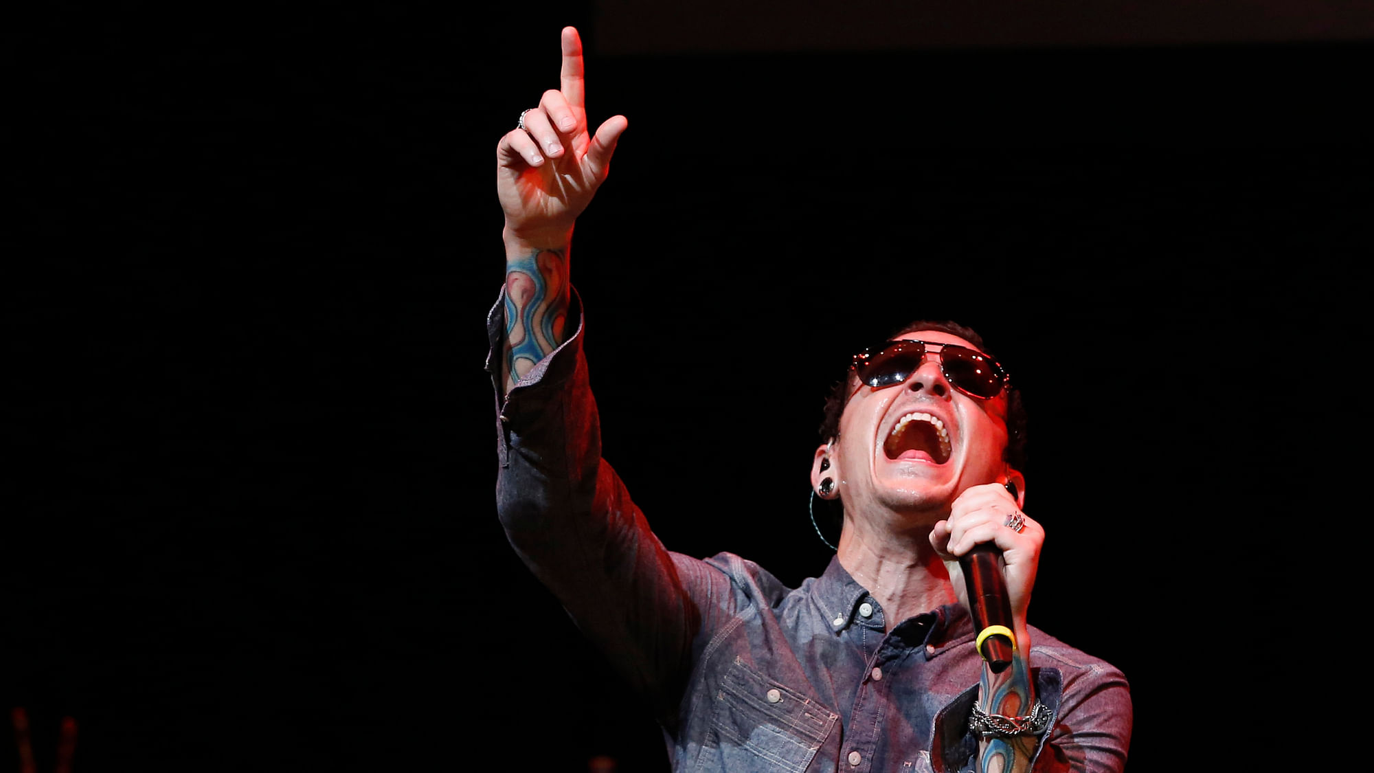 Lead vocalist of Linkin Park Chester Bennington performs with Stone Temple Pilots at 9th annual MusiCares MAP Fund Benefit concert in Los Angeles, California May 30, 2013.