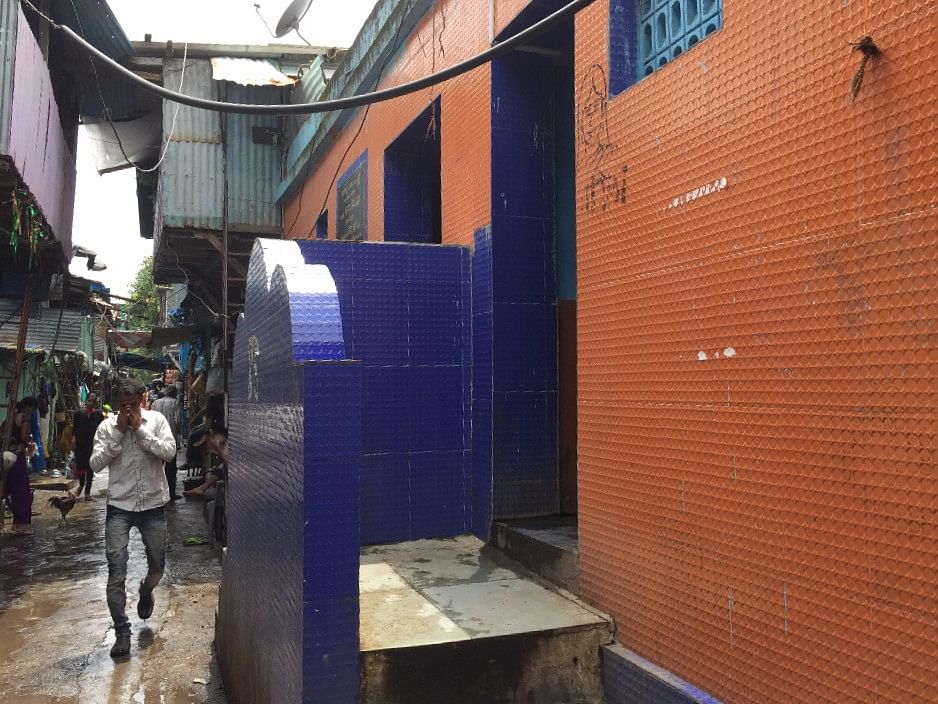 What is the state of public toilets in Mumbai and adjacent areas?