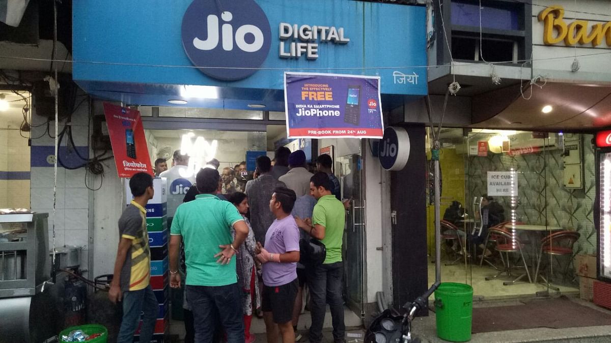 JioPhone pre-booking day one wasn’t as exciting as expected. Really, where is the crowd?