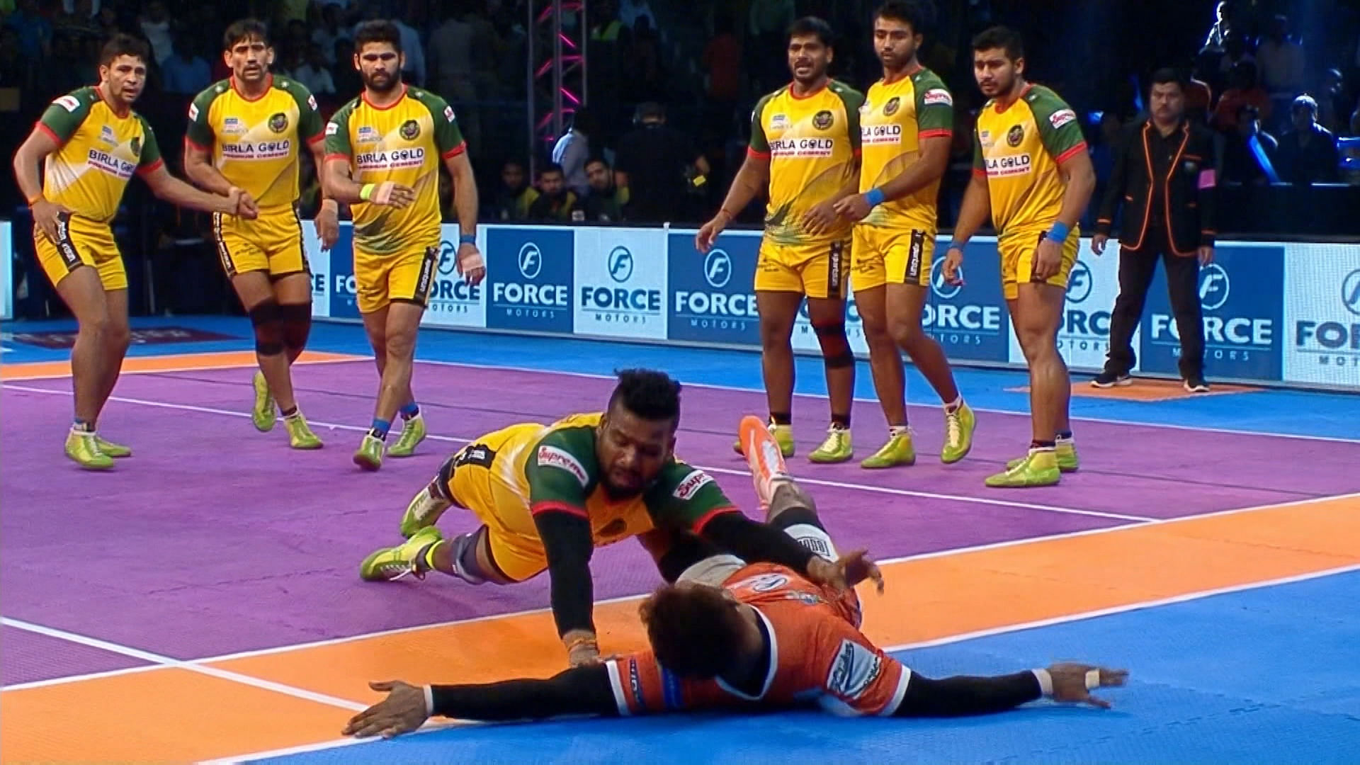 Puneri Paltan led 25-13 at the end of the first half.&nbsp;