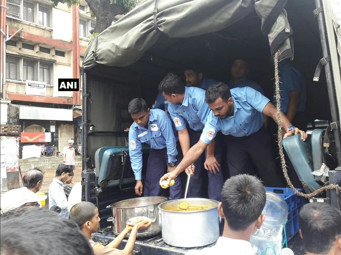 Indian Navy distributes breakfast to people in Parel.