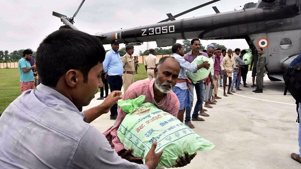  Food being loaded in an Indian Air Force (IAF) chopper to be transported to the victims of flood in Bettiah, Bihar on Aug 18, 2017.&nbsp;