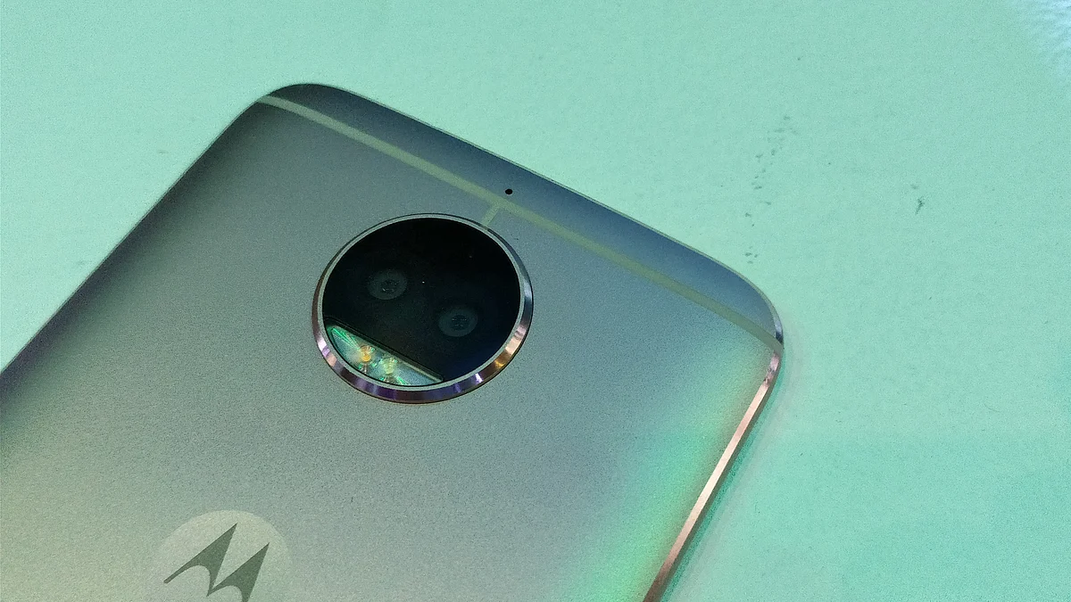 Two 13-megapixel shooters at the back. 