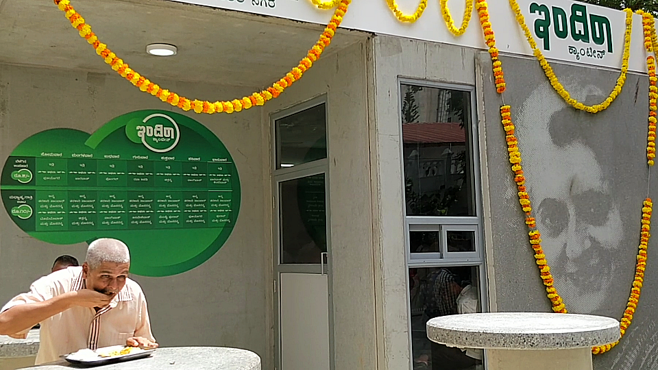 The BBMP had only planned for 1,500 plates per canteen per day. But, because of the hype around the canteens and the Rs 10 price tag, more people have been coming in.