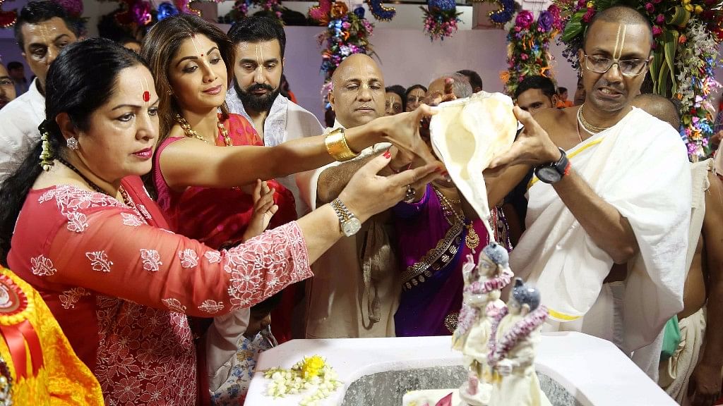 Shilpa Shetty offers puja at the Isckon Temple with her mother and husband.