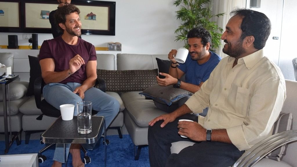 Hrithik Roshan explains a point to Anand Kumar while director Vikas Bahl looks on.