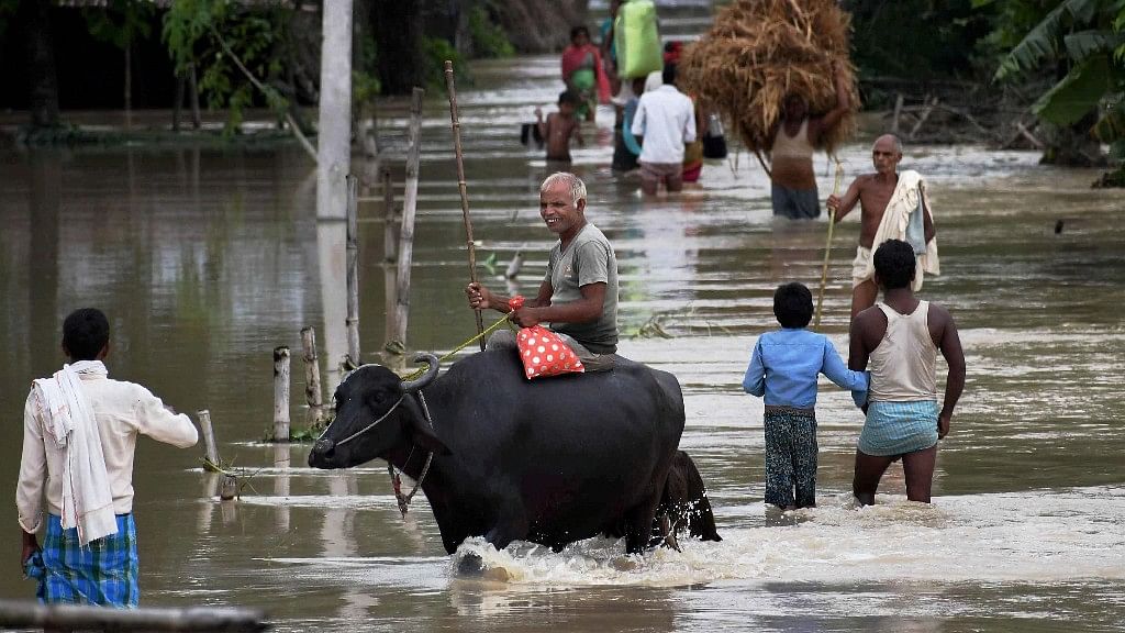  Villagers move to safer place from flood-hit Vaispara in Araria district of Bihar. (Photo: PTI)