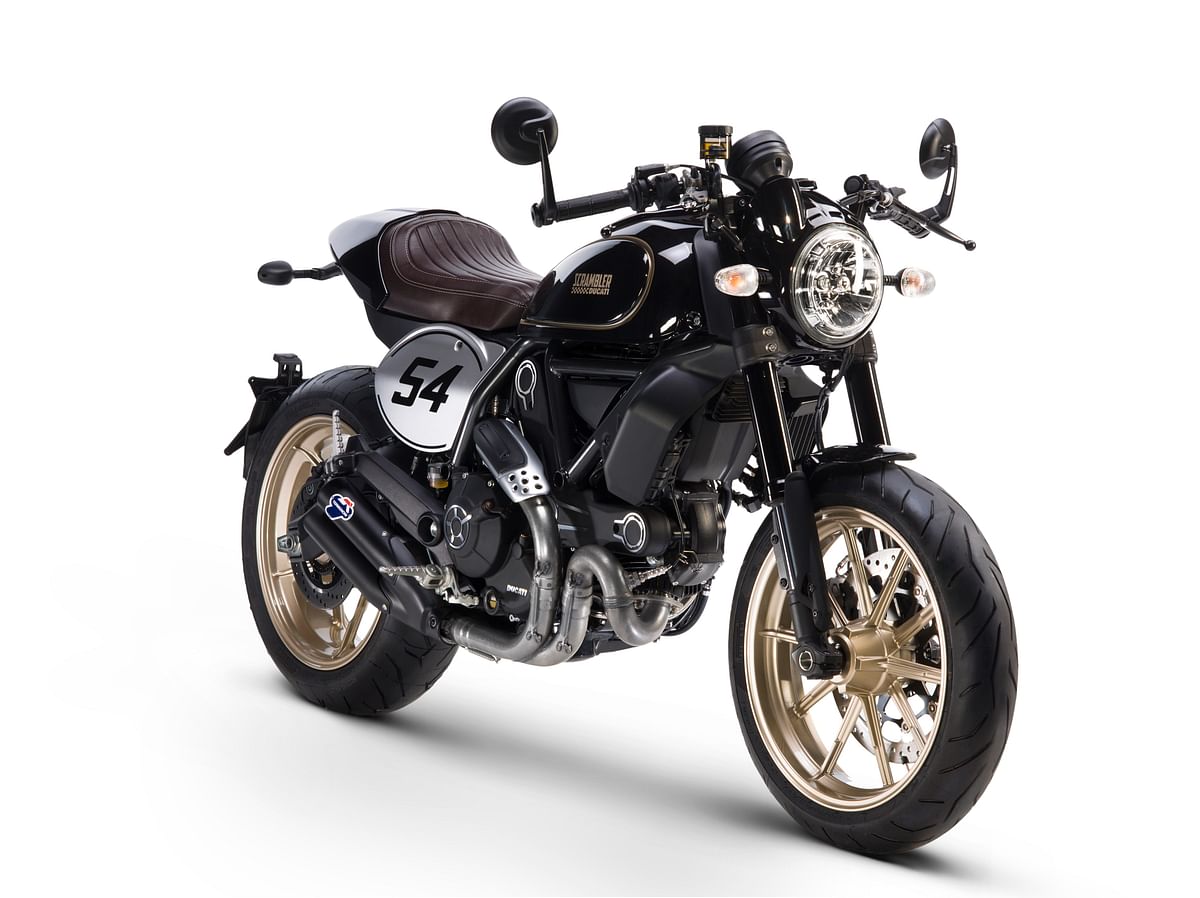 The Ducati Scrambler Cafe Racer competes with the Triumph Thruxton in terms of price positioning and image. 