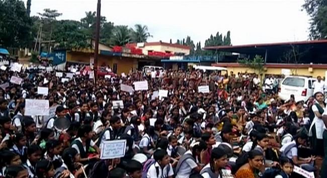

Hundreds of parents and students gathered on BC Road in Bantwal and shouted slogans.