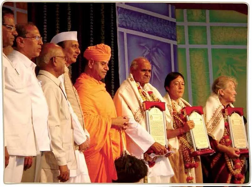 On the Stage: Prem Suman Jain, M. J. Indrakumar, Hampa Nagarajaiah, Ajith Kabbina, Bhaṭṭāraka Cārukīrti Svāmī, Rajaram Jain, Nalini Balbir and Adelheid Mette.