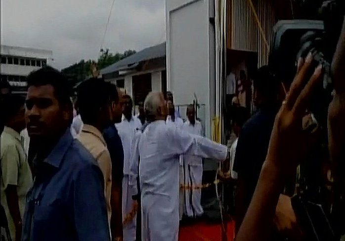 RSS Chief Mohan Bhagwat hoisting the national flag at a school in Palakkad.