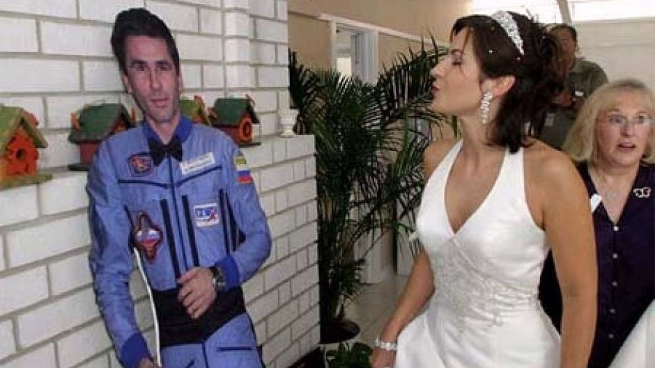 An unusual wedding with a cut-out of Yuri Malenchenko.&nbsp;