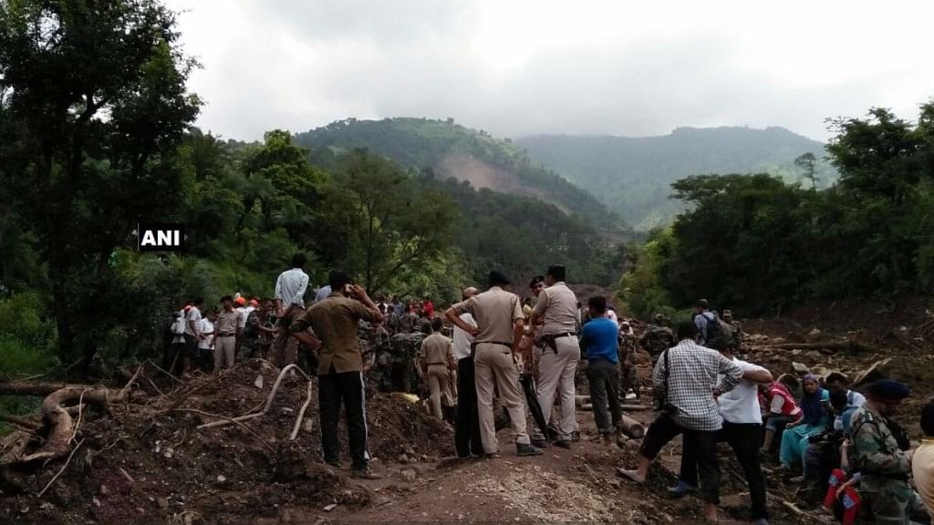 The landslide on the Mandi-Pathankot National Highway swept away the road and the buses for almost 800 metres down into a gorge.&nbsp;