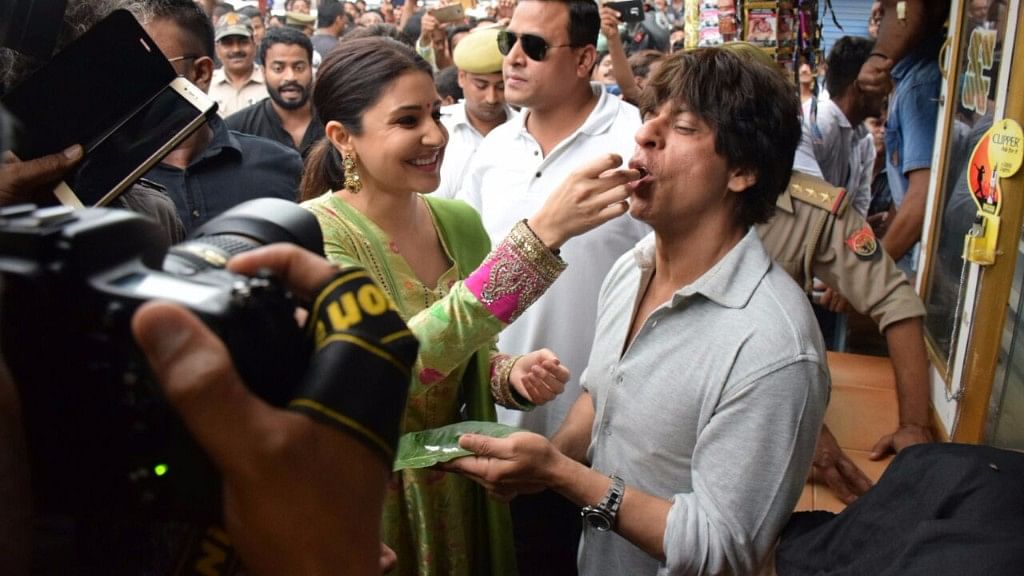 Shah Rukh Khan and Anushka Sharma promote <i>Jab Harry Met Sejal</i> in Varanasi.&nbsp;