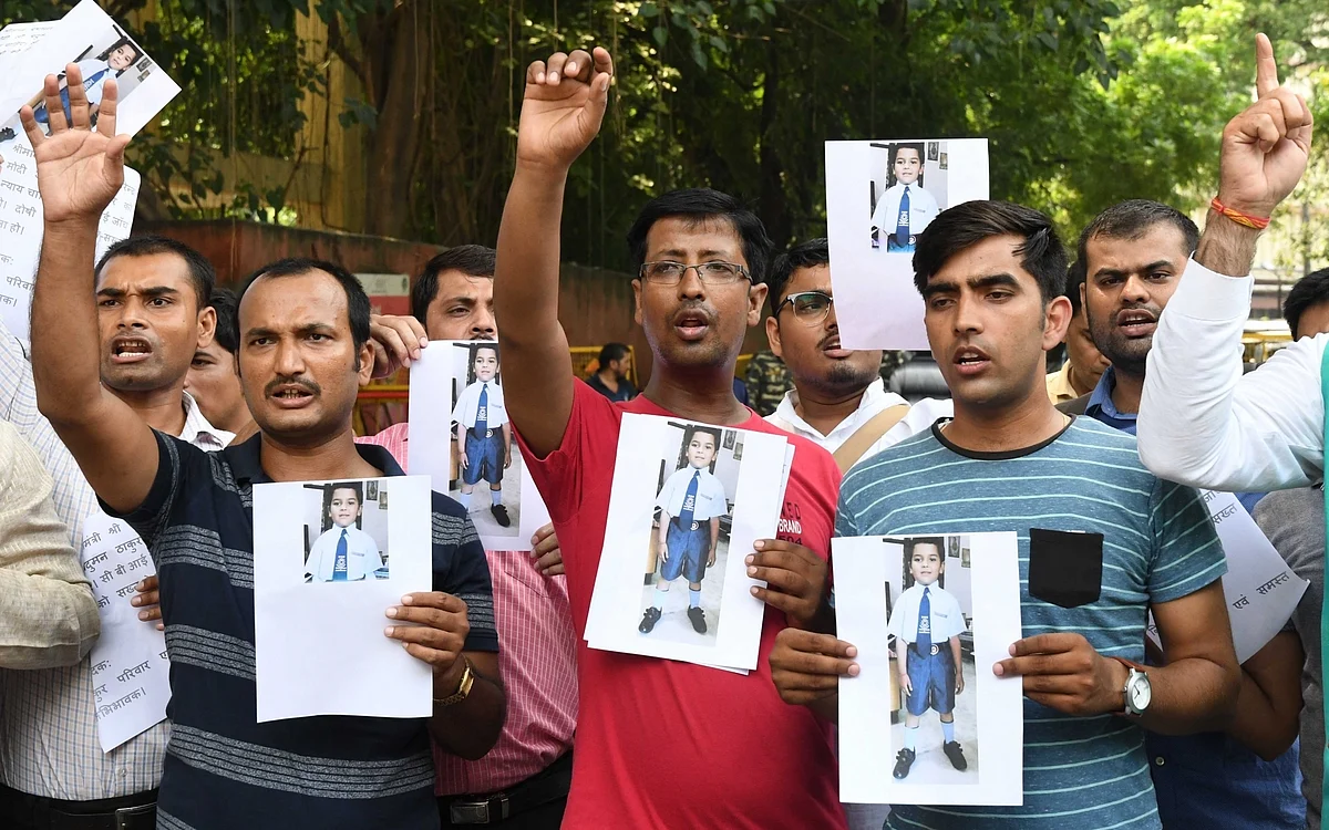 Parents stage a protest over the brutal murder of Prdahyumn at Jantar Mantar in New Delhi on 10 September 2017. 