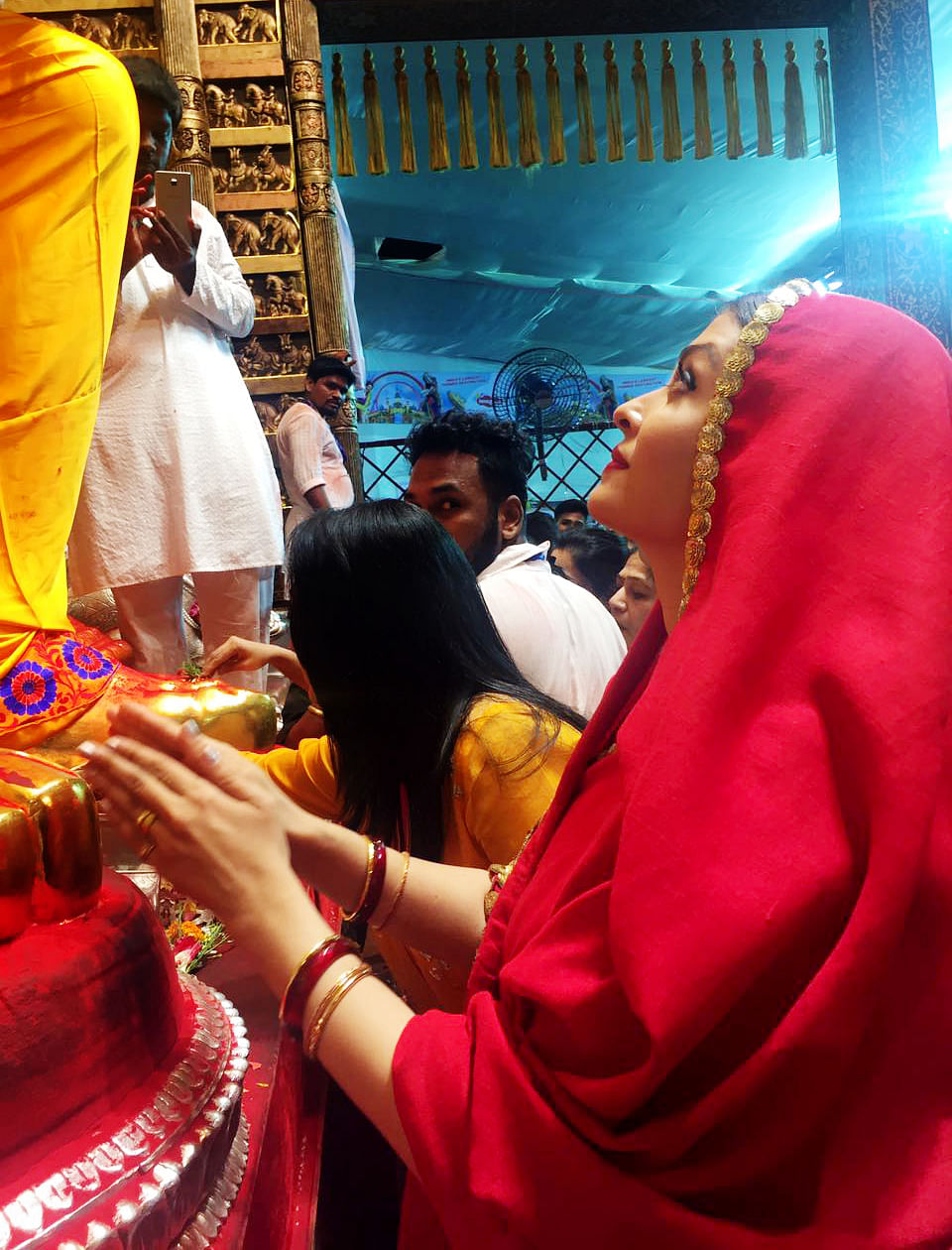 The ‘Fanney Khan’ star paid her respects to Ganpati Bappa on visarajan day.