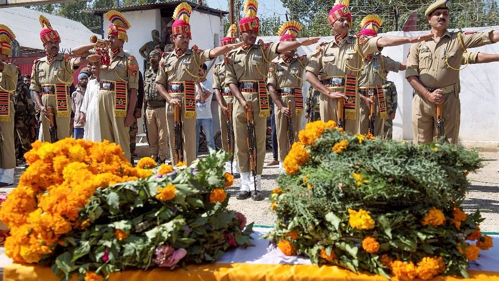 Police and BSF personnel paying tribute to BSF soldier Rameez Ahmad Parray during a wreath-laying ceremony at Hajin in Bandipora.