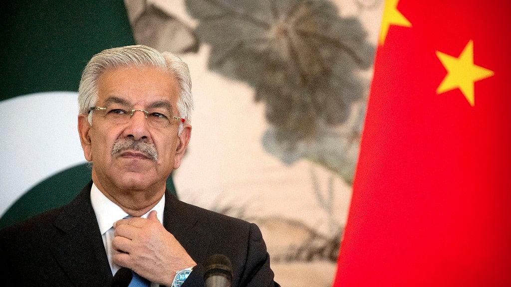  Pakistan’s Foreign Minister Khawaja Muhammad Asif adjusts his necktie during a joint press conference at the Diaoyutai State Guesthouse in Beijing.