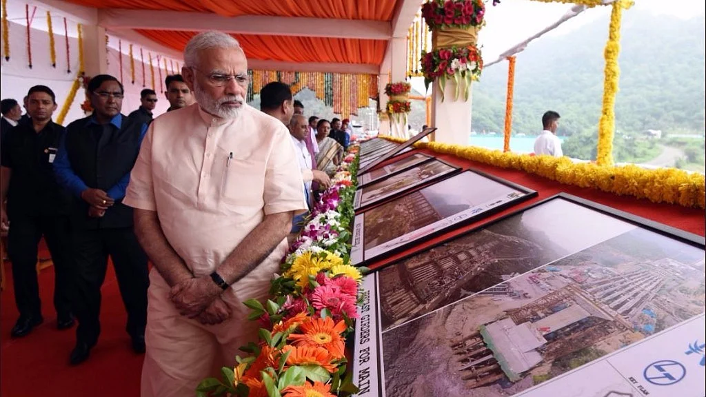 PM Modi unveiled the plaque dedicating the Sardar Sarovar Dam project to the nation amidst chanting of vedic hymns by students. 