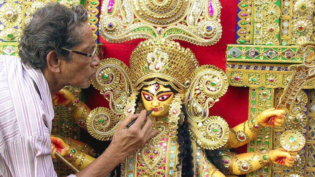 An artist decorating idol of ‘Ma Durga’
