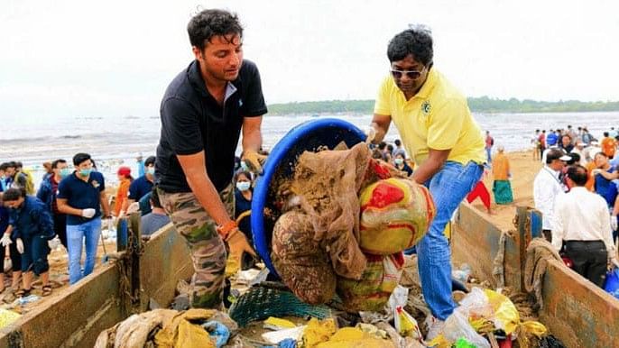 A group of Mumbaikars have taken upon themselves the task of cleaning up the Versova beach.&nbsp;