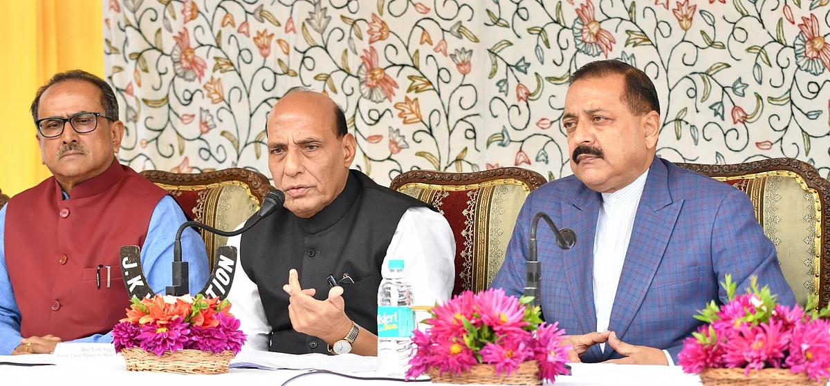 Union Home Minister Rajnath Singh (C) addresses a press conference in Jammu on 11 Sept 2017.