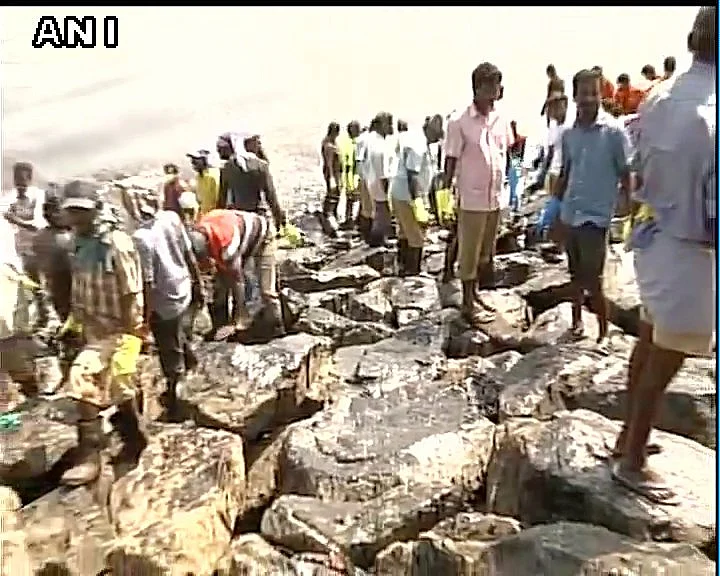 Hundreds of people gathered on the Chennai coast to help clear the oil spill that was caused by the collision of two ships near the docks.