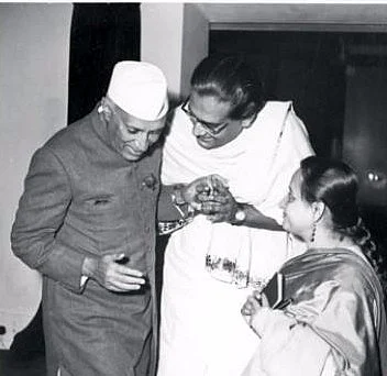 Hemant Kumar with his wife Bela and Pt Jawaharlal Nehru.