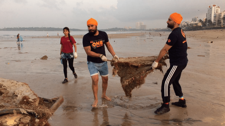 The actor joined forces with Afroz Shah’s NGO to do his bit for the environment.
