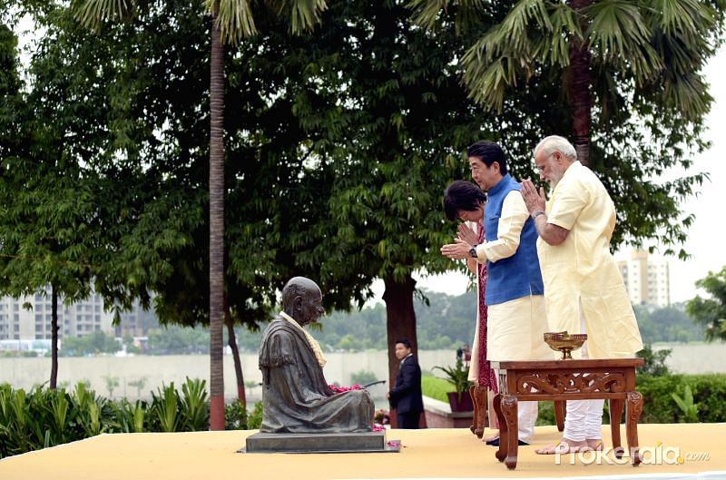 A misleading tweet points out  how Modi did not join hands to pay tribute to Gandhi as he is a ‘Godse bhakt’.