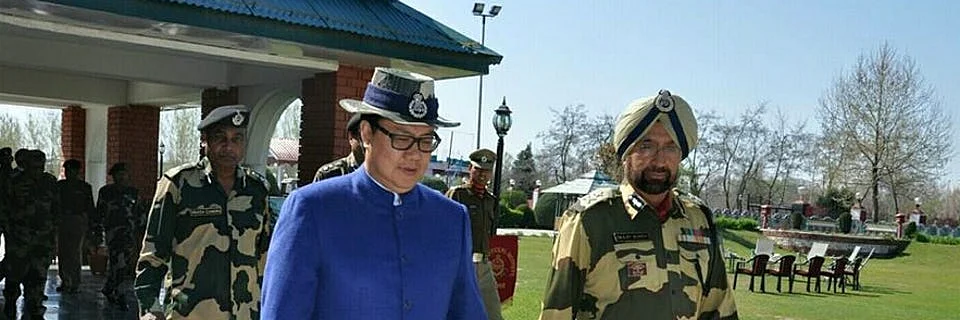 MoS Home, Kiren Rijiju (L) at the BSF Frontier HQ. 