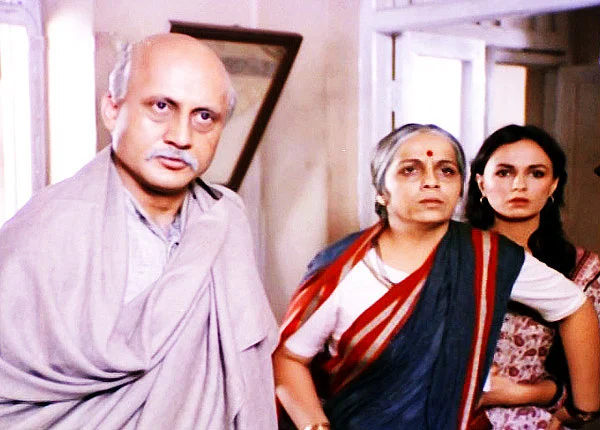 Anupam Kher, Rohini Hattangadi and Soni Razdan in Mahesh Bhatt’s <i>Saaransh.</i> 