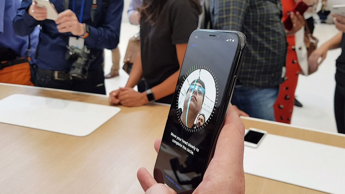 The first Apple iPhone with bezel-less display gets OLED panel, and ditches Touch ID to give way for Face ID. 