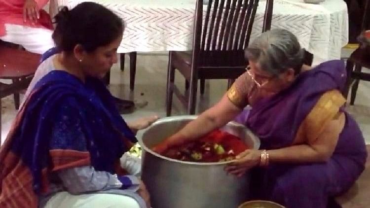 An old picture of Nirmala Sitharaman making avakaaya pickle or mango pickle has surfaced on the internet.