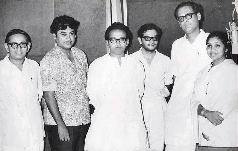 (From left) Pulak Bandyopadhyay, Kishore Kumar, Tarun Majumdar, Gulzar, Hemant Kumar and Asha Bhosle at a recording session. 