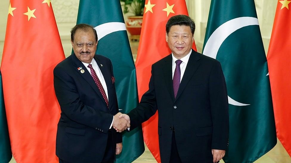 Chinese President Xi Jinping shakes hands with Pakistan President Mamnoon Hussain.&nbsp;