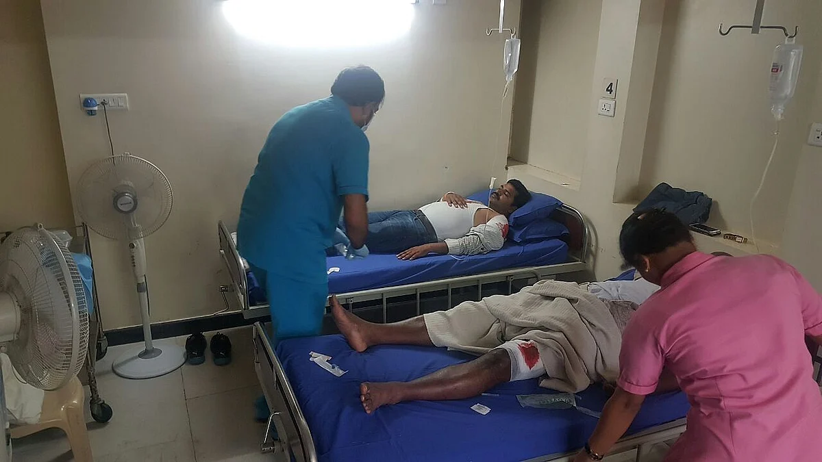 Two police were attacked by the robbers, undergo treatment. 