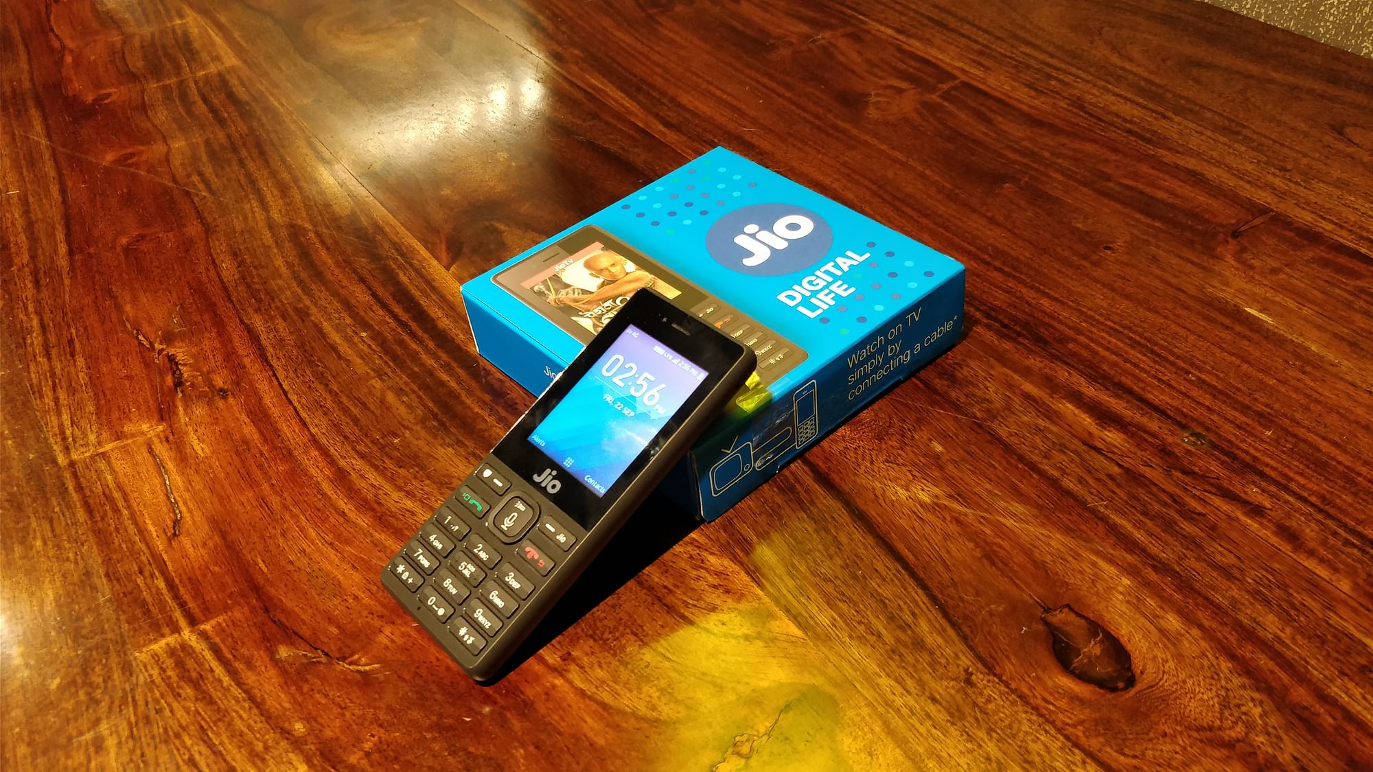 The Reliance Jio Phone unboxed